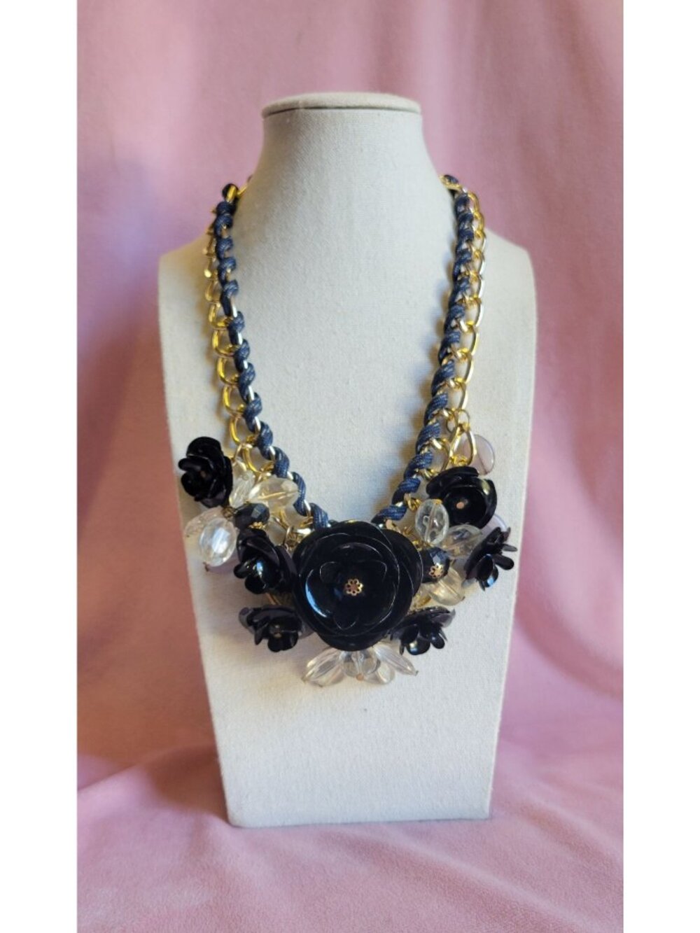Bib Style Black White Flower Bulky Chain Fashion Necklace N1C
